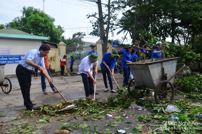 Chủ tịch UBND tỉnh Nghệ An Nguyễn Xuân Đường (áo trắng) cùng với người dân dọn dẹp sau bão. Người đứng đầu UBND tỉnh Nghệ An gửi đi thông điệp đến tất cả các địa phương phải tổ chức dọn vệ sinh kịp thời ngay sau bão nhằm đảm bảo môi trường; đặc biệt, trong tình trạng hiện nay đang có dịch sốt xuất huyết, do đó vấn đề môi trường phải đặt lên hàng đầu để không để dịch bệnh bùng phát.