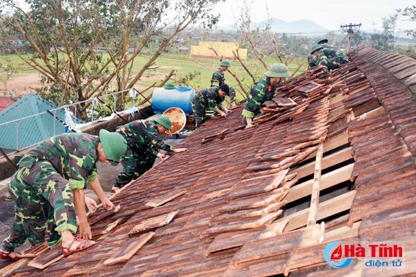 Sửa nhà cho dân sau bão