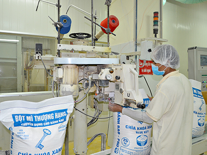Công nhân Nhà máy xay lúa mì Việt Nam (KCN Mỹ Xuân A2, huyện Tân Thành) đóng gói bột mì thành phẩm.