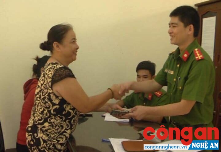 Đại úy Lê Xuân Đồng, Trưởng Công an phường Hòa Hiếu, TX Thái Hòa trao trả số tiền 53 triệu đồng nhặt được cho người đánh rơi