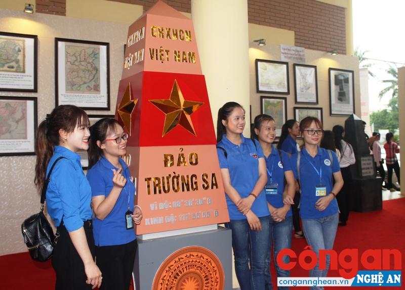 Các bạn trẻ thích thú chụp ảnh với mô hình cột mốc chủ quyền Trường Sa