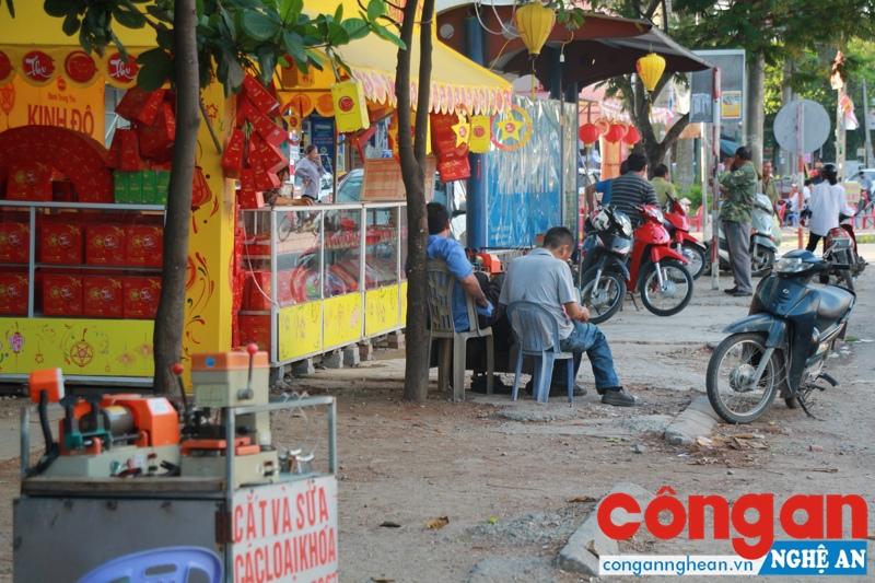 Trạm xe buýt đối diện siêu thị Big C bị bao vây bởi các gian hàng bánh trung thu