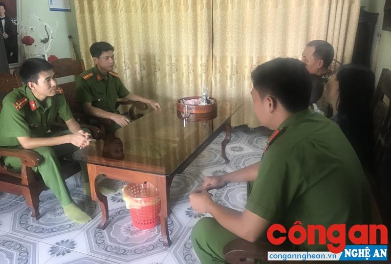 Công an TX Cửa Lò phối hợp với gia đình người nghiện đưa con em vào trung tâm cai nghiện bắt buộc