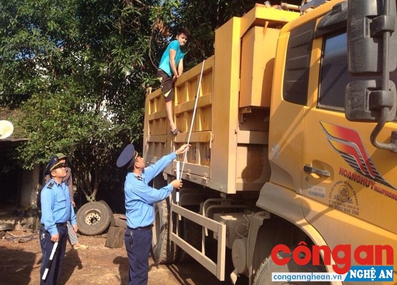 Thanh tra Giao thông Nghệ An kiểm tra, xử lý xe quá khổ, quá tải