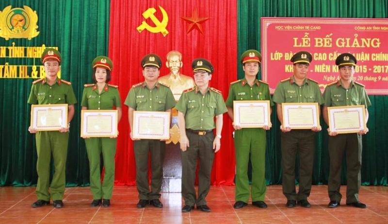 Đồng chí Thiếu tướng, Tiến Sỹ Hồ Sỹ Long - Phó Giám đốc Học viện Chính trị CAND trao giấy khen của Giám đốc Học viện Chính trị CAND cho các học viên có thành tích xuất sắc trong xây dựng lớp học