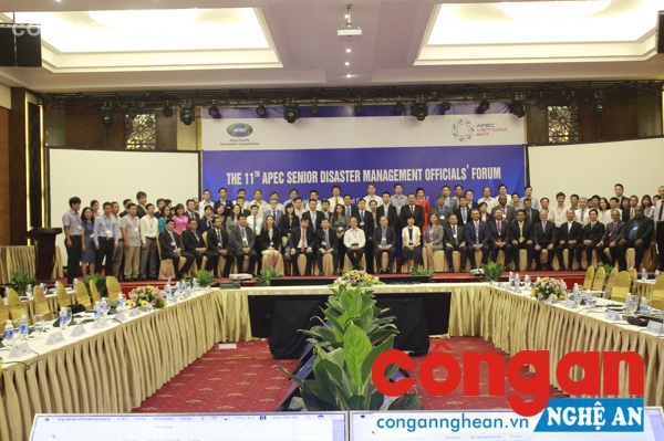 Đại biểu các bộ ngành, các nền kinh tế, các tổ chức quốc tế và tỉnh Nghệ An chụp ảnh lưu niệm trước khi diễn ra các phiên họp tại TP Vinh
