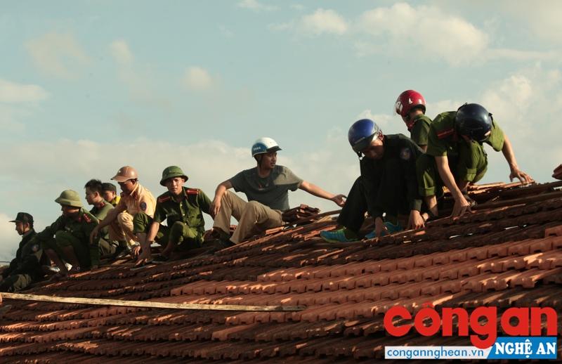 Cán bộ, chiến sỹ Công an TX Kỳ Anh lợp lại nhà dân bị tốc mái