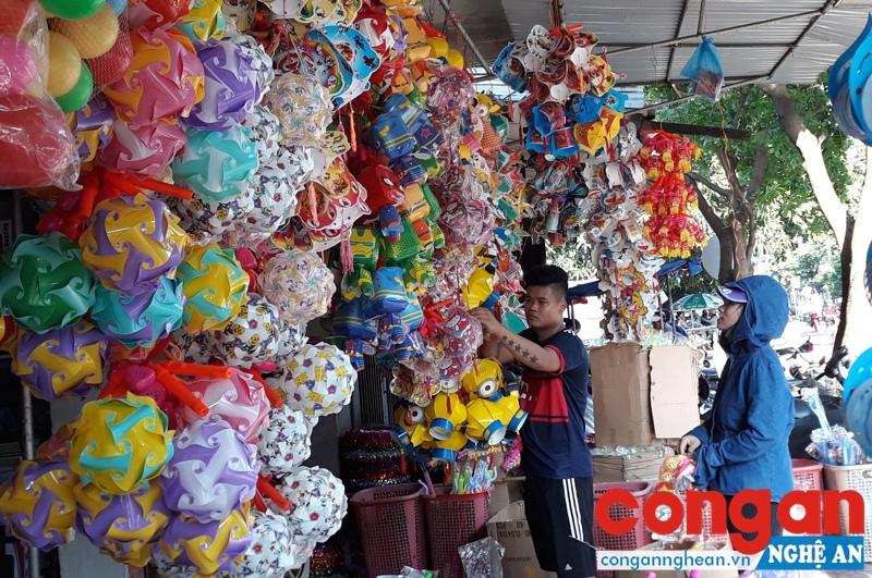 Người dân lựa chọn đồ chơi Tết Trung thu cho trẻ ở chợ Vinh