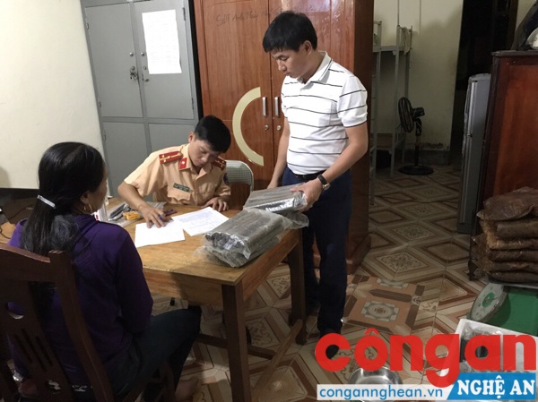 Lực lượng chức năng tiến hành kiểm tra số thuốc nổ bị thu giữ