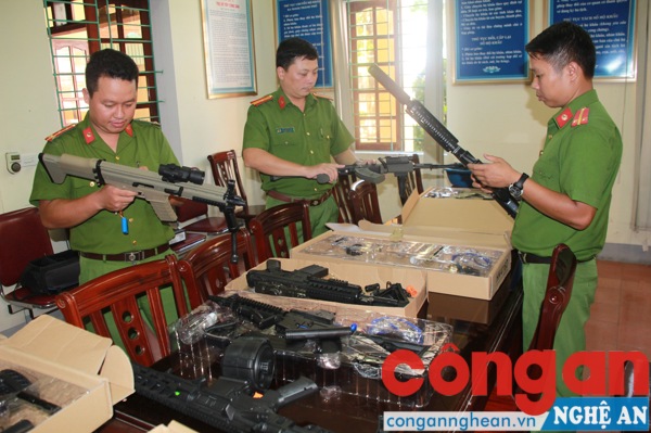Lực lượng chức năng kiểm tra số súng bị thu giữ