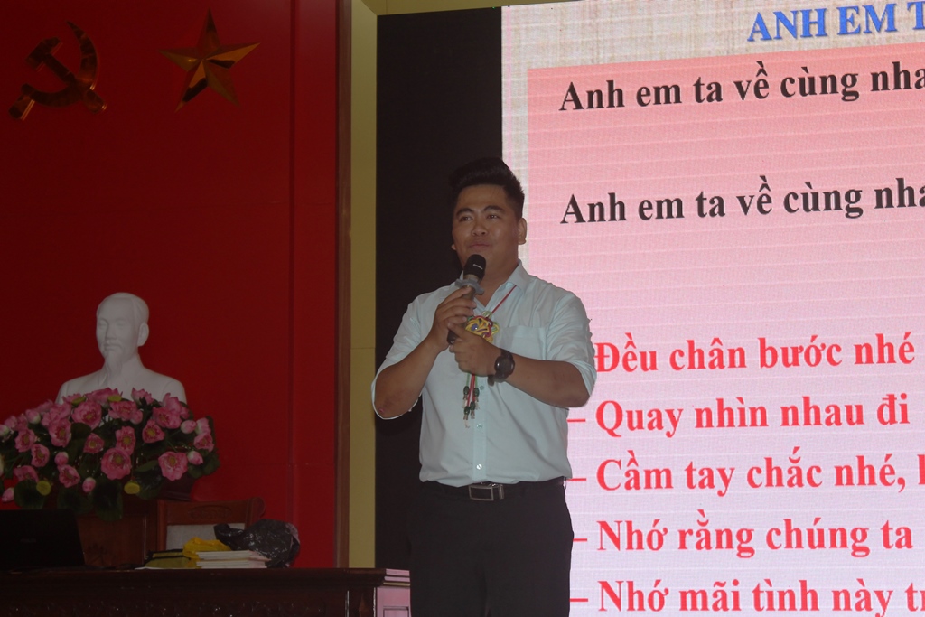 Giảng viên Trần Nam Anh trao đổi những kỹ năng huấn luyện thực hành cho đội ngũ cán bộ đoàn