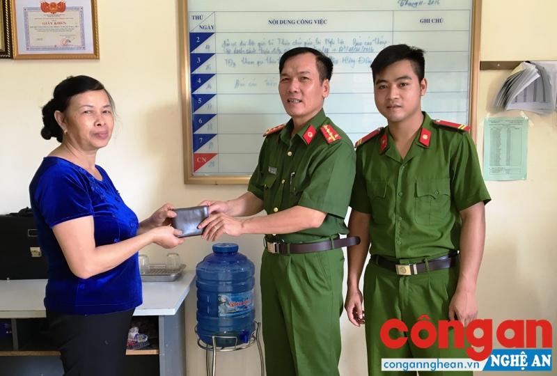  Cảnh sát Phòng cháy, chữa cháy và Cứu nạn, cứu hộ Nghệ An trao trả tài sản đánh rơi cho người dân