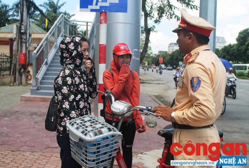 Đội CSGT Công an TP Vinh xử phạt các trường hợp học sinh đi xe đạp điện vi phạm Luật Giao thông đường bộ
