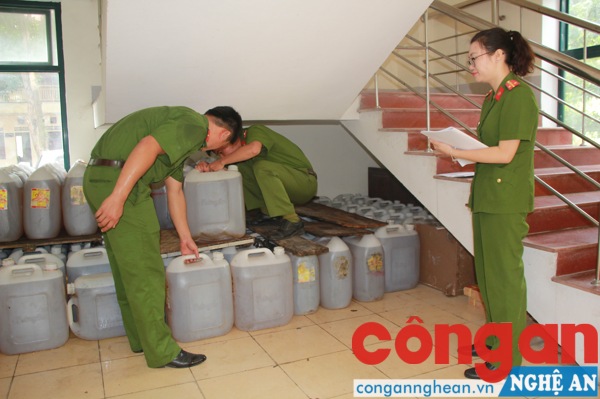Lực lượng chức năng kiểm tra số dầu thu giữ