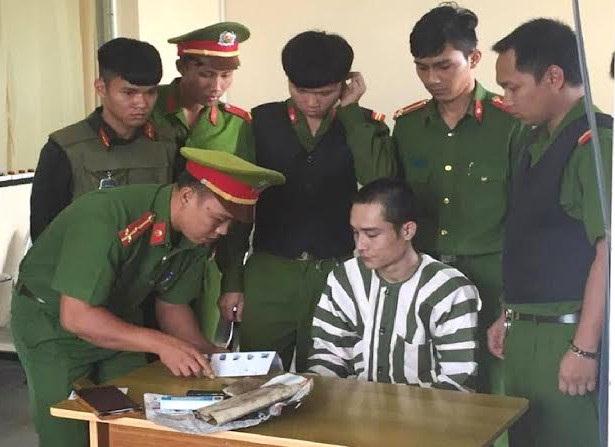 Cán bộ Công an làm các thủ tục cần thiết đối với đối tượng bị kết án tử hình
