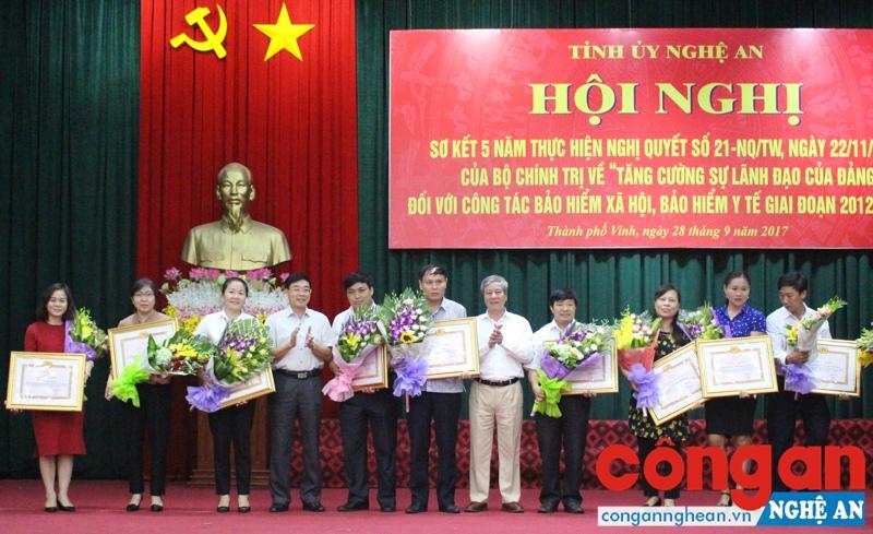 Khen thưởng các tập thể có thành tích trong thực hiện chính sách về BHXH, BHYT