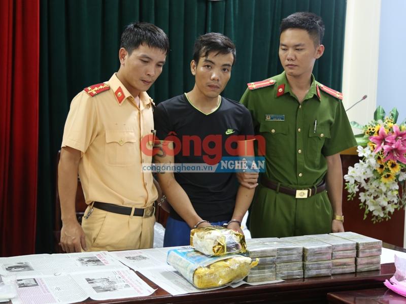 Đối tượng Phạm Văn Tùng (giữa) và tang vật