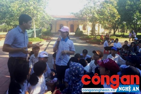  Chuyên viên tư vấn giao lưu trực tiếp với các em học sinh