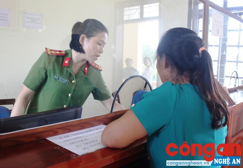 Cán bộ Trại Tạm giam Công an tỉnh luôn được quán triệt thực hiện đúng lễ tiết, tác phong trong quá trình tiếp xúc với nhân dân