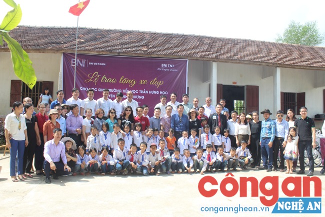 Trao tặng 30 chiếc xe đạp cùng sách vở cho các em học sinh nghèo vượt khó