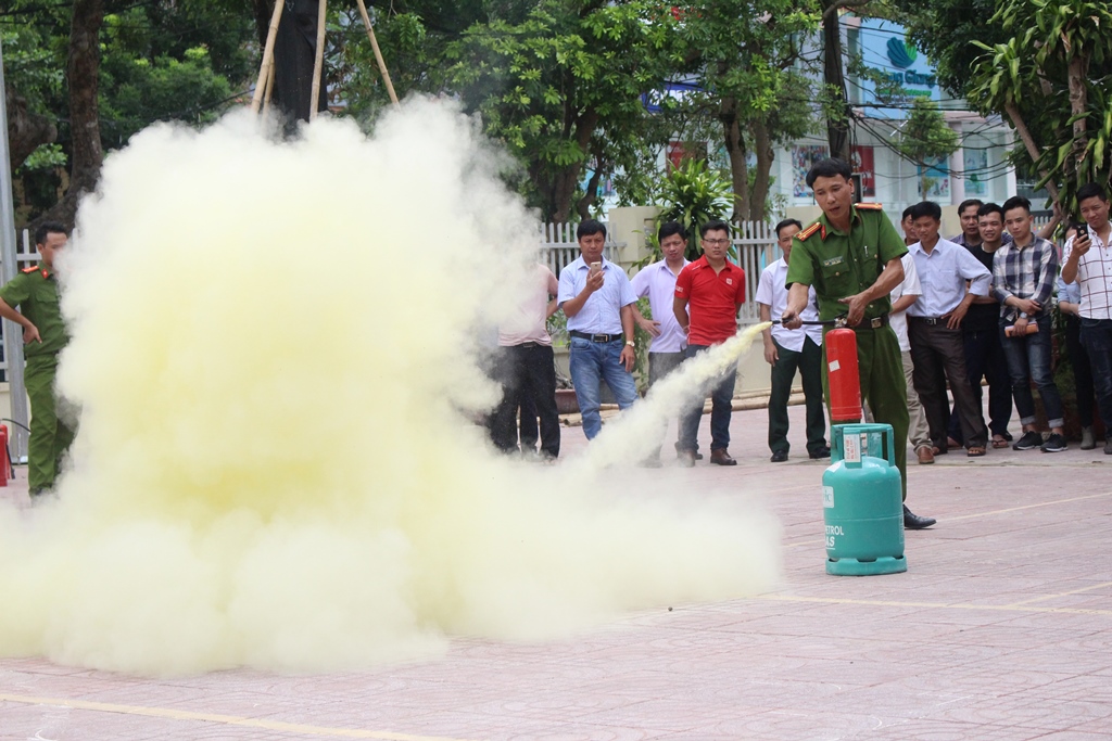 Các học viên thực hành xử lý tình huống cháy, nổ