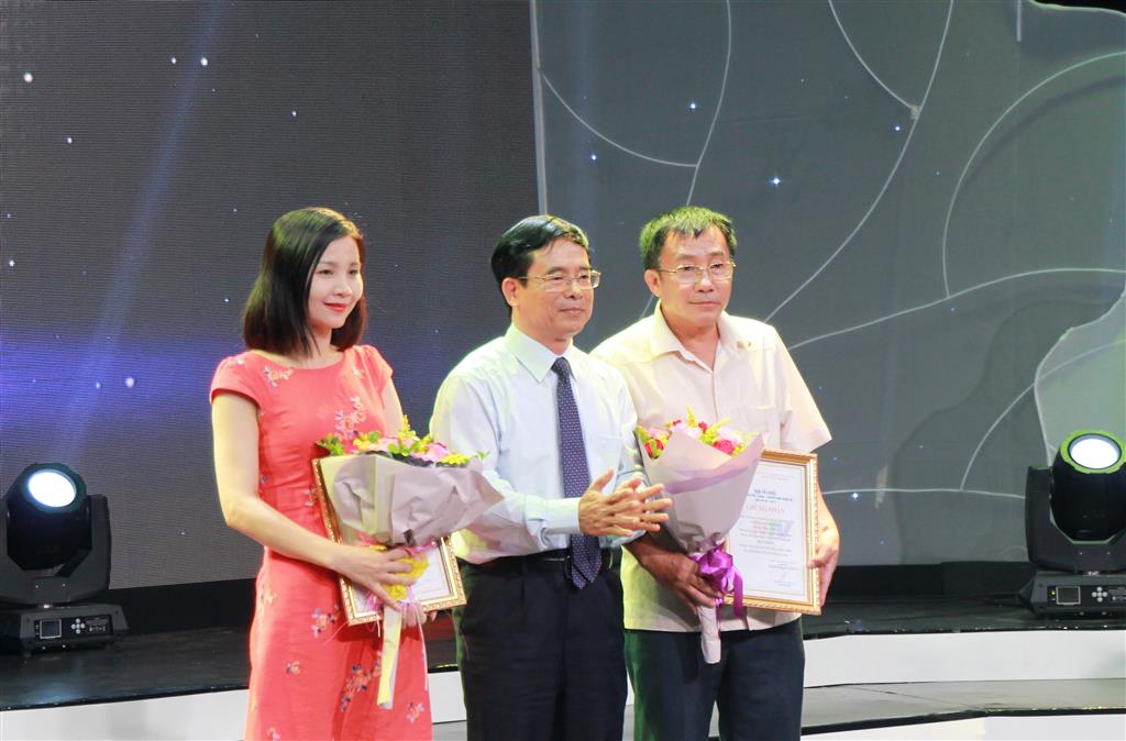 Trao giải 'Búa liềm Vàng' cho các tác giả xuất sắc 