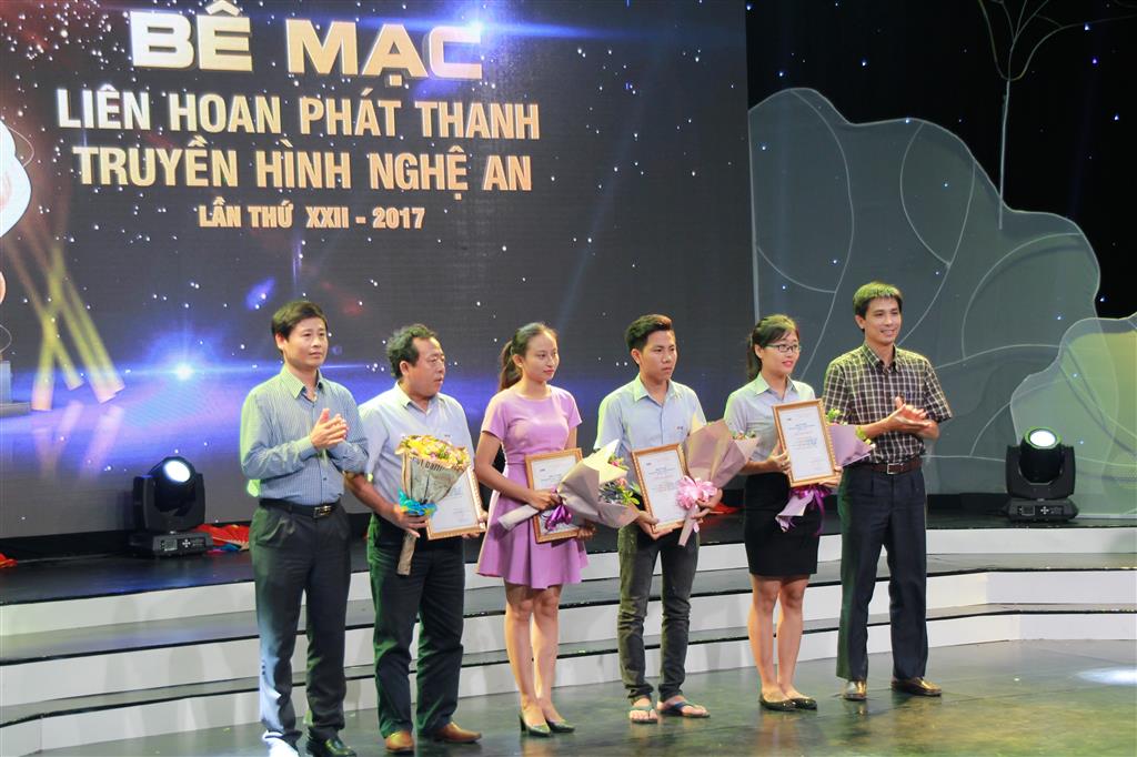 Trao các giải: Đạo diễn sản xuất, quay phim xuất sắc, thể hiện lời bình xuất sắc, kĩ thuật viên xuất sắc 
