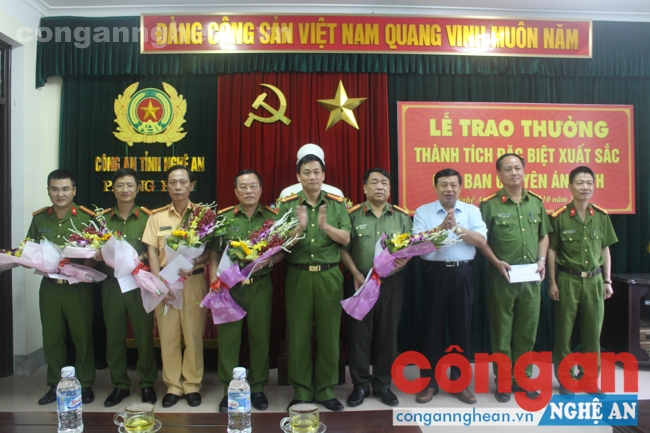  Đồng chí Nguyễn Xuân Đường – Chủ tịch UBND Tỉnh và Đại tá Nguyễn Mạnh Hùng – Phó giám đốc Công an tỉnh trao thưởng cho Ban chuyên án 617H