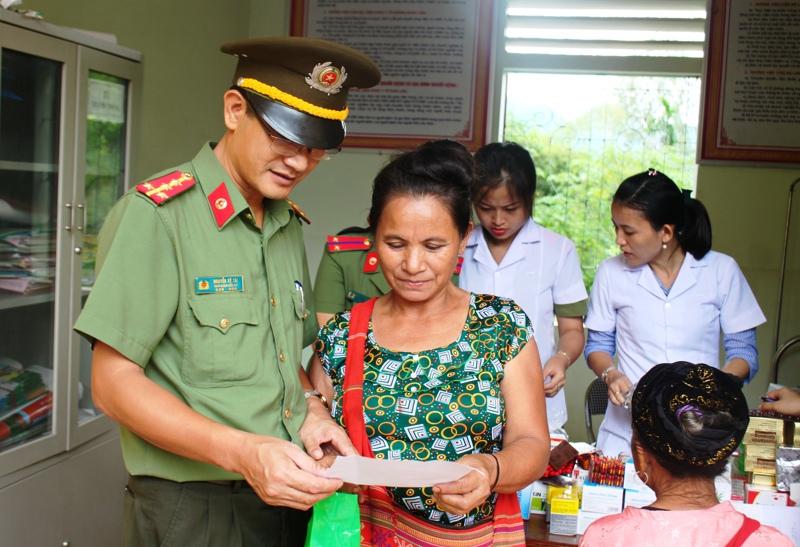 Bác sỹ tư vấn cho nhân dân địa phương