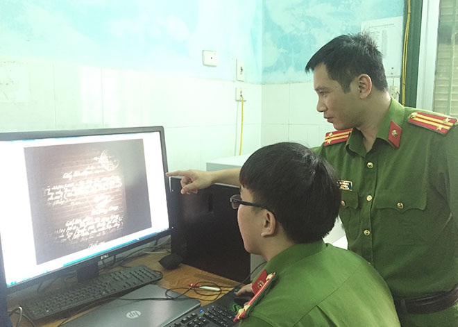  Cán bộ Phòng Kỹ thuật hình sự Công an tỉnh Phú Thọ nghiên cứu dấu vết