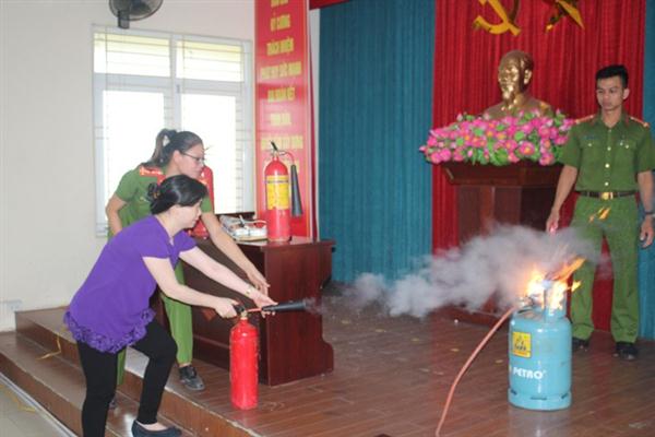 Cảnh sát PCCC hướng dẫn người dân sử dụng bình chữa cháy khi rò rỉ khí gas.
