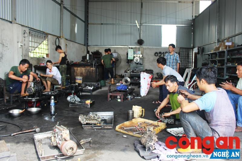 Công nhân đang làm việc tại phân xưởng Công ty Cổ phần Vận tải ôtô số 5