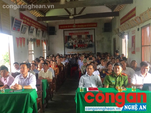 Đại biểu và đông đảo người dân tham gia phát động phong trào toàn dân BVANTQ tạo khối 1B