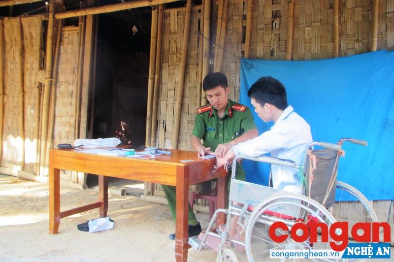 Cán bộ Đội Cảnh sát QLHC về TTXH Công an huyện Tương Dương đến tận nhà làm thủ tục cấp CMND cho người tàn tật