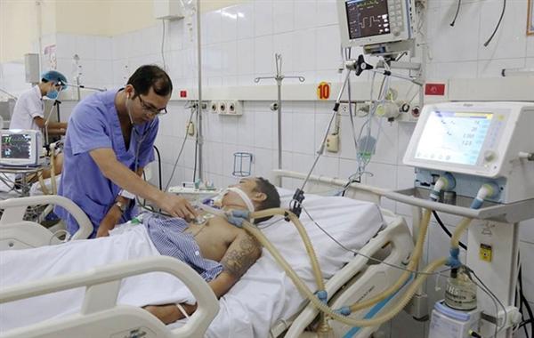 Các bệnh nhân bị ngộ độc rượu đang được chăm sóc tại Bệnh viện đa khoa tỉnh Quảng Ninh