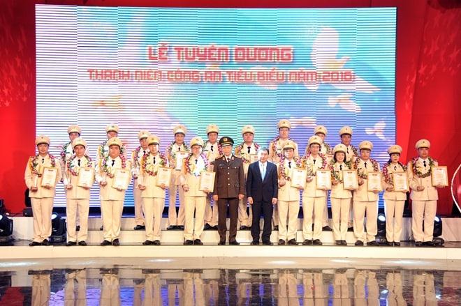 Bộ trưởng Tô Lâm và đồng chí Nguyễn Mạnh Dũng, Bí thư Thường trực Trung ương Đoàn TNCS Hồ Chí Minh cùng 20 Gương mặt thanh niên Công an tiêu biểu năm 2016.