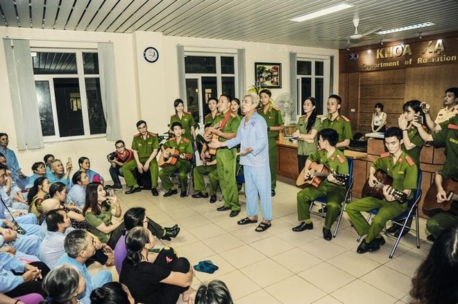 Hoạt động “Mang âm nhạc tới bệnh viện” - Món quà tinh thần gửi người bệnh của các chiến sĩ CAND.