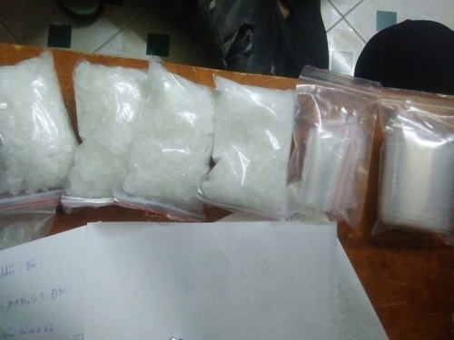 Đối tượng Hoàng Phú Thắng và số ma túy đá tang vật bị bắt giữ tại Cơ quan CSĐT