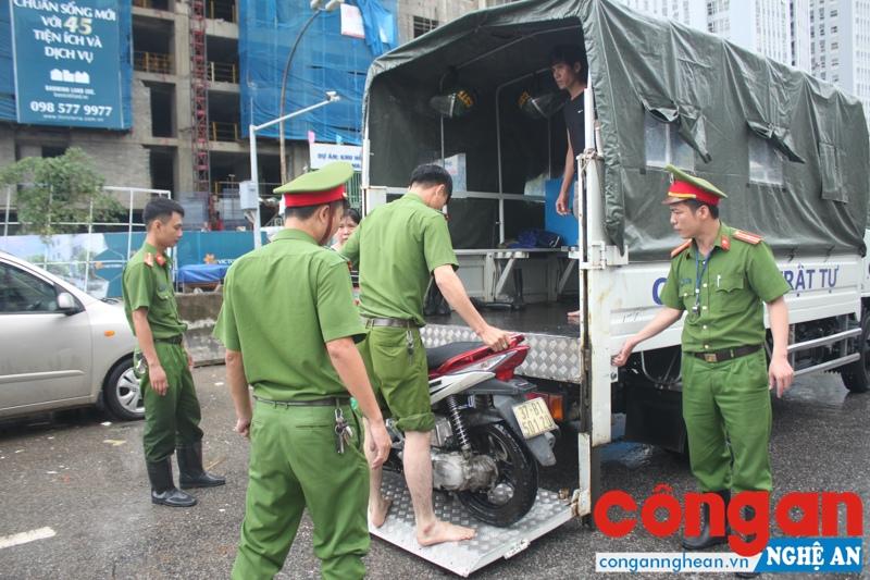 Cho xe máy lên xe CSTT để di chuyển qua những đoạn ngập úng nặng