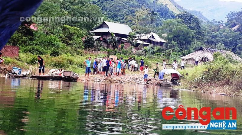  Vận chuyển hàng cứu trợ vào xã Hữu Khuông phải di chuyển bằng thuyền