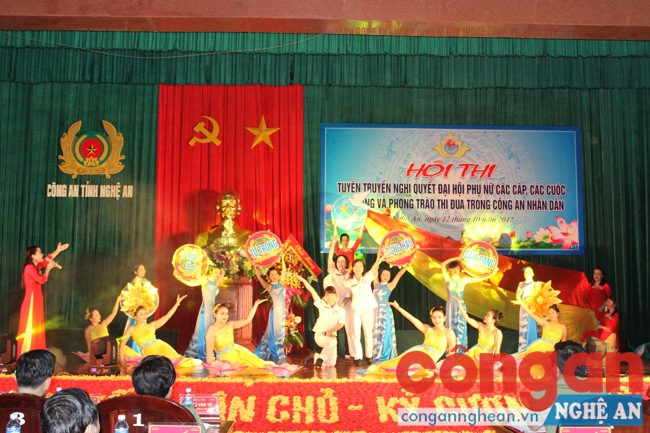 Phần thi Màn chào hỏi của Đội thi số 5