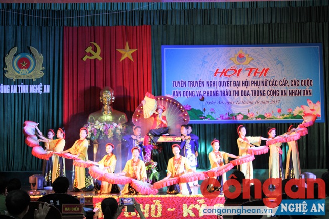 Màn chào hỏi của Đội thi số 4 đã giành được giải ấn tượng