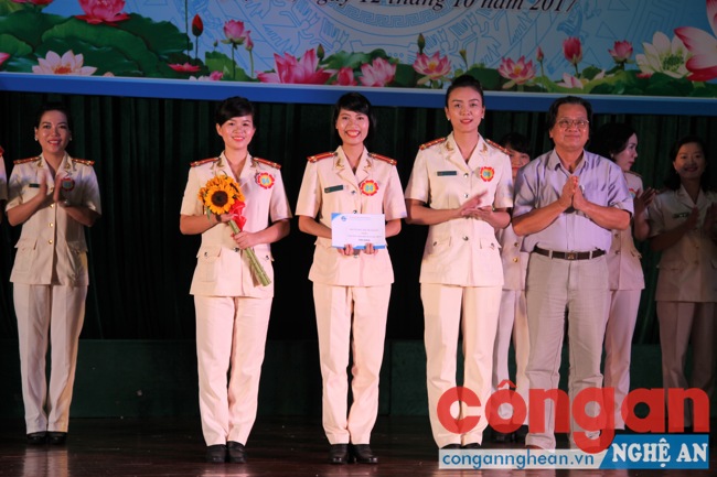 Trao giải cho đội có phần thi chào hỏi ấn tượng nhất