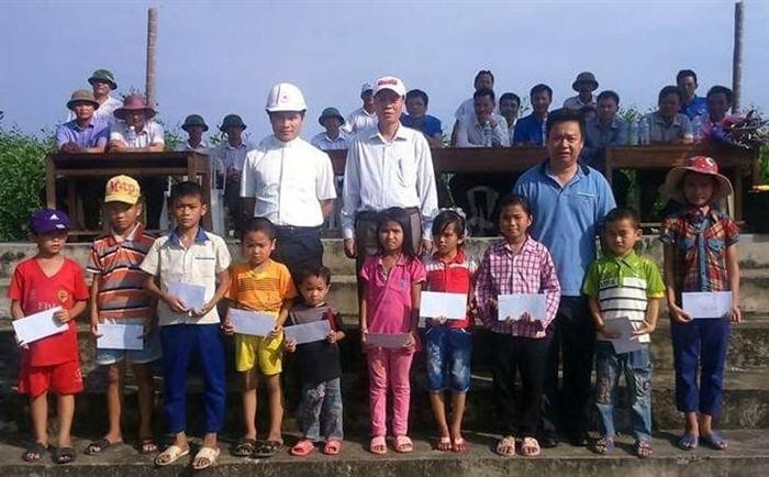 Đại diện Mặt trận Tổ quốc TX Hoàng Mai tặng quà cho học sinh nghèo hiếu học trong đồng bào công giáo