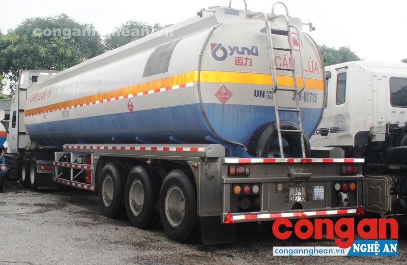 Tạm giữ xe chở tẹc BKS 37C-275.12 chứa 40.000 lít dung môi bị bắt quả tang khi bán cho Công ty Thanh Ngũ