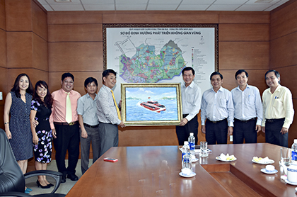 Đại diện Công ty CP Tàu cao tốc Phú Quốc tặng quà lưu niệm lãnh đạo tỉnh.