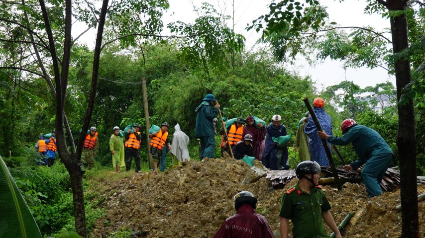 Việc gia cố đê chỉ là tạm thời. Hi vọng trời sẽ bớt mưa thì sẽ bớt nguy hiểm