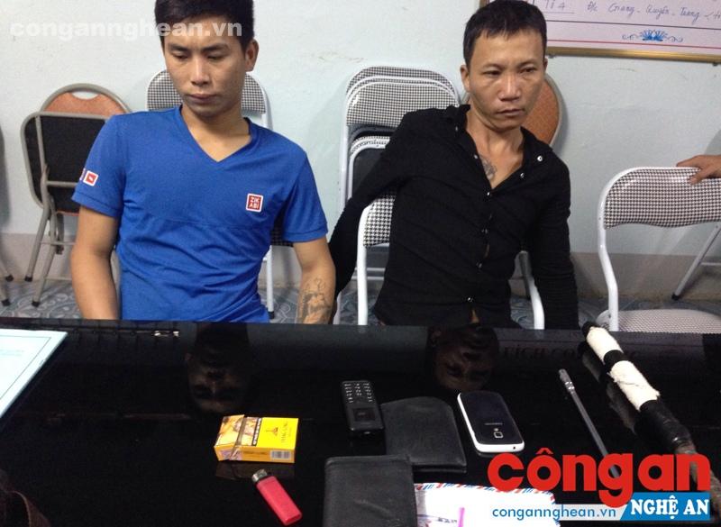 2 đối tượng Tùng (bên trái) và Hoàn cùng tang vật vụ việc