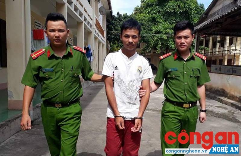 Cán bộ Đội Cảnh sát ĐTTP về HS-KT-MT dẫn giải đối tượng mua bán trái phép chất ma túy về nhà tạm giữ