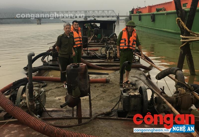 Một thuyền vỏ thép khai thác cát trái phép bị bắt, xử lý